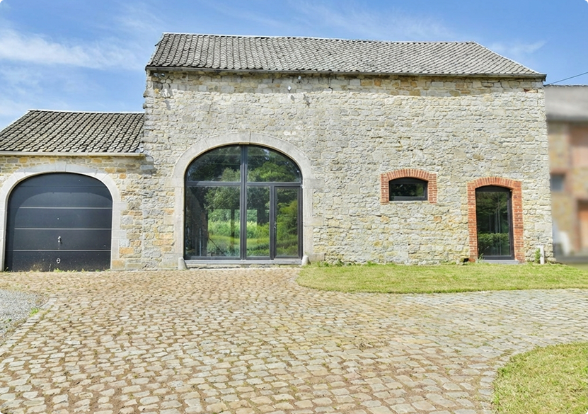 Mur en pierre conservé dans la transformation d’une habitation existante